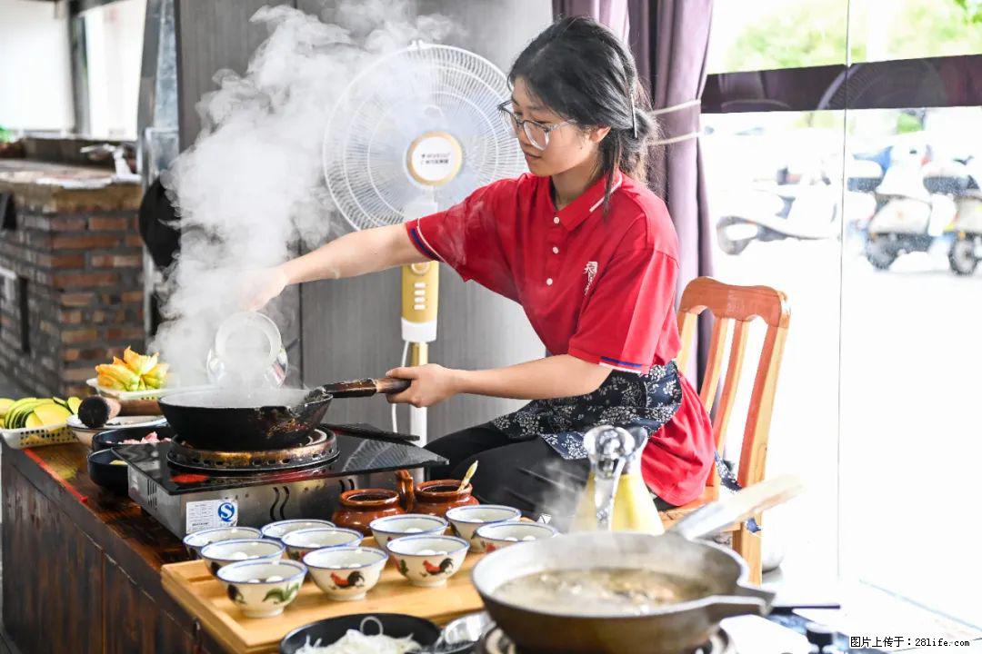 全网追的“扁担女孩”,找了一份暑假工,时薪12元 - 黔西南生活资讯 - 黔西南28生活网 qxn.28life.com